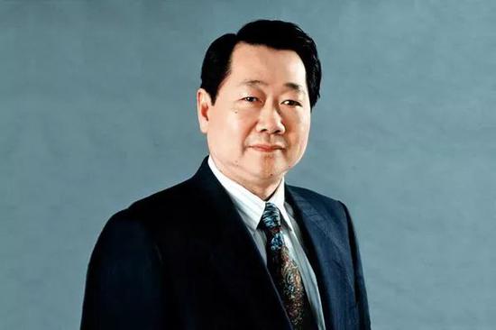 这个24岁的华人青年一夜间身家上百亿 超过川普