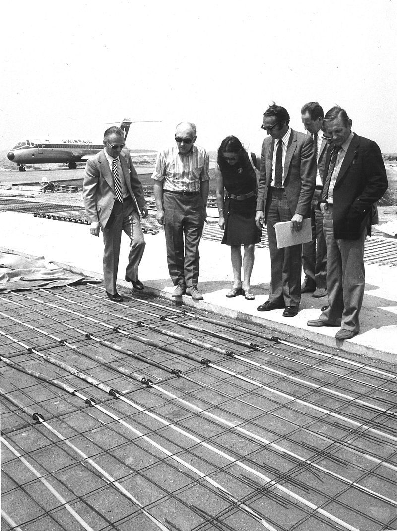 哈特曼（右），1972年担任苏黎世机场建设期间的顾问。
