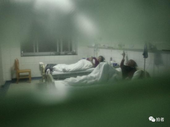 △ 1月22日，中南医院隔离区一病房外，透过玻璃看到的病房内景。