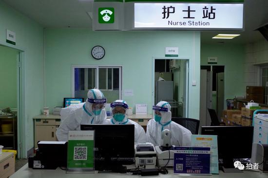 △ 1月22日，中南医院隔离区护士站，正在工作的医务人员。
