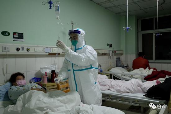 △ 1月22日，中南医院隔离区一病房内，医务人员为一新型冠状病毒患者输液。