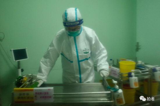△ 1月22日，中南医院隔离区，医务人员对仪器与桌台擦拭消毒。