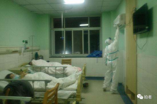 △ 1月22日，中南医院隔离区一病房内，医务人员调试空气净化器。