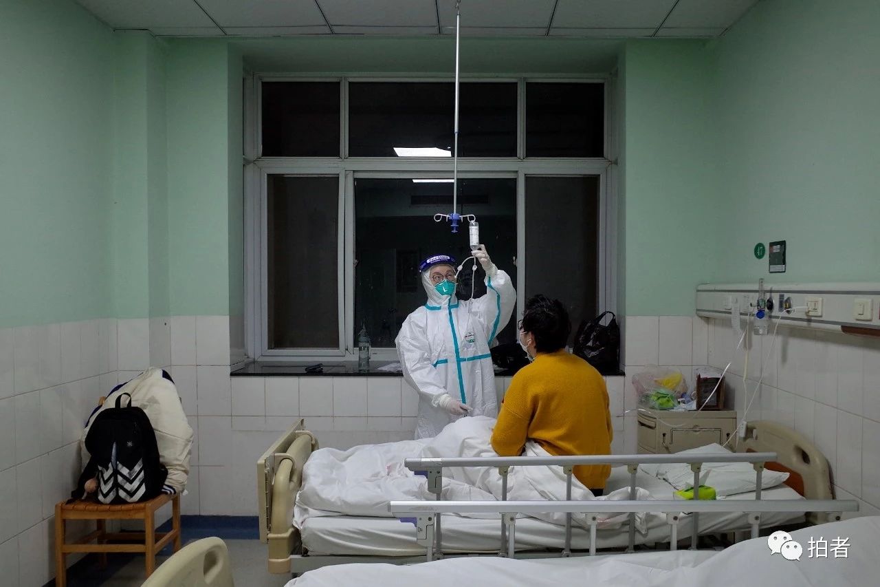 △ 1月22日，中南医院隔离区一病房内，医务人员为一新型冠状病毒患者输液。