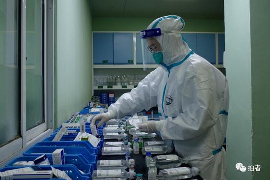 △ 1月22日，中南医院隔离区，医务人员为新型冠状病毒患者准备药物。