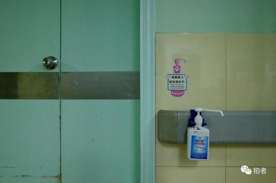 △ 1月22日，中南医院隔离区，每间病房平时都关着门，门侧配有酒精洗手液。