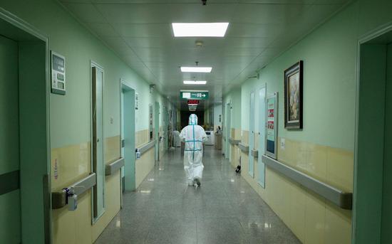△ 1月22日，中南医院隔离区，医务人员在各个病房之间来回穿梭。