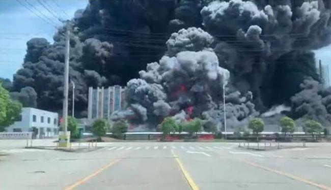 江西化工厂大爆炸 蘑菇云冲天 现场直击如炼狱