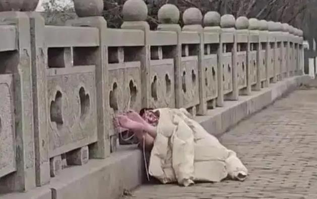 震惊：苏州一女子全裸被绑桥上 官方回应引热议