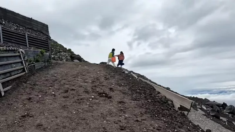 富士山上惊现中国母子打架 儿骂"你在儿面前做爱"