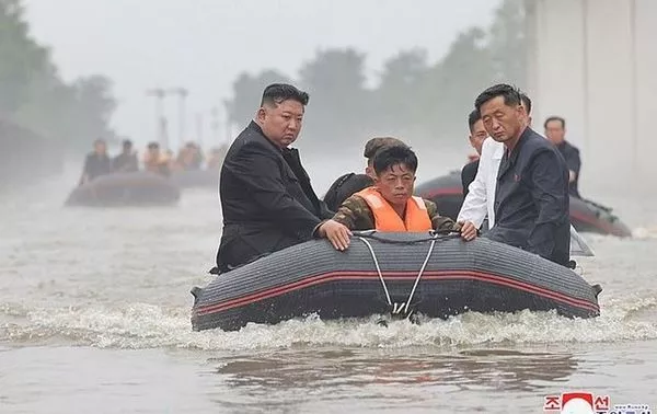 金正恩“御驾勘灾”拼了！划汽艇乘风破浪险撞树