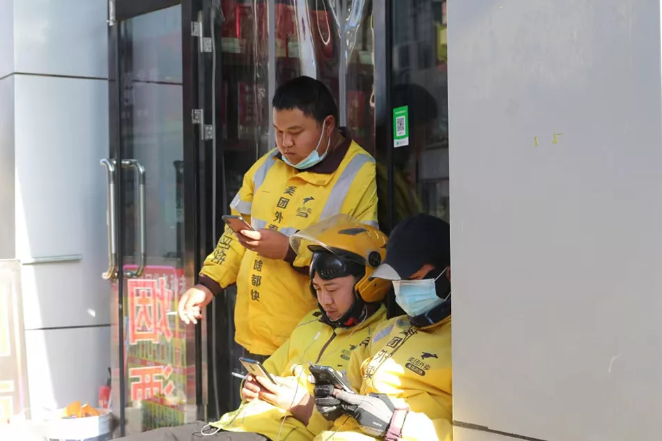 困在系统中的外卖骑手：服从一种流动的状态