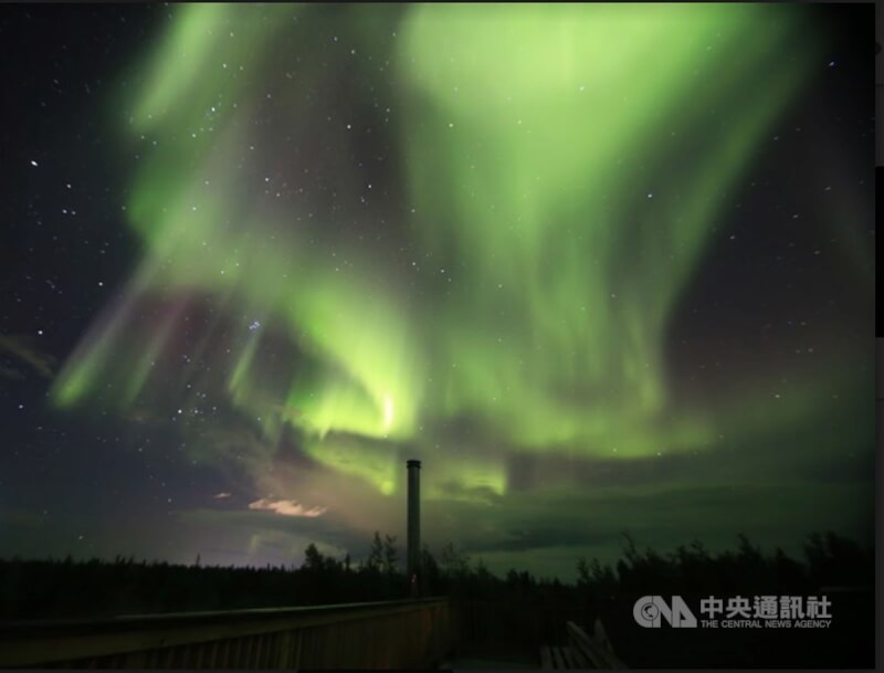 强烈磁暴10日来袭 地球大范围夜空可见五彩极光