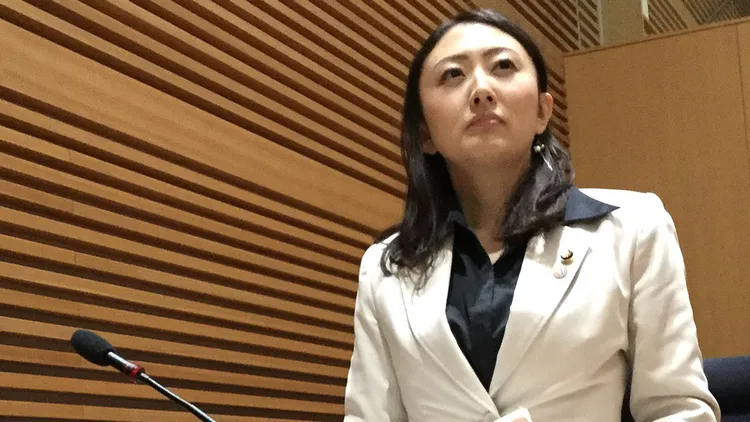 女议员自曝“每天被不同男人摸屁股”