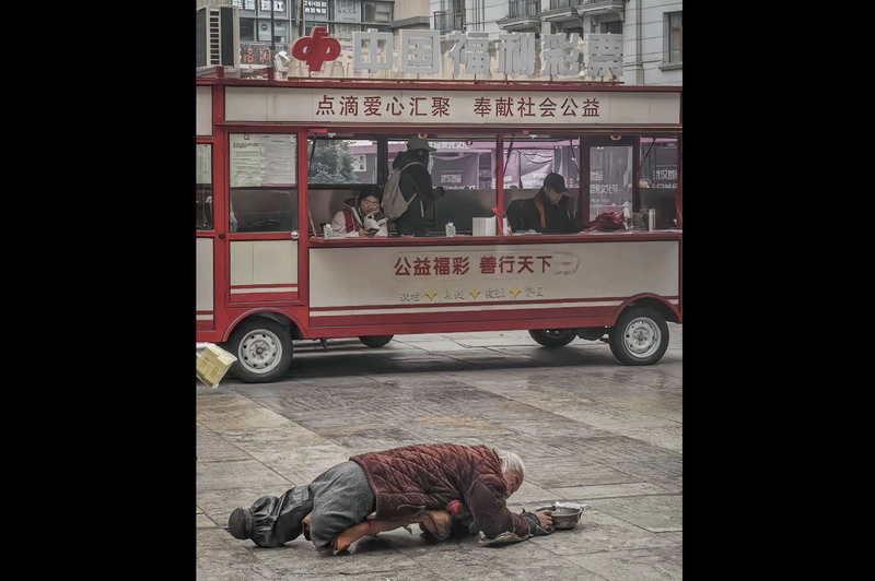 老翁彩券售点趴跪乞讨 照片被称讽刺遭平台删除