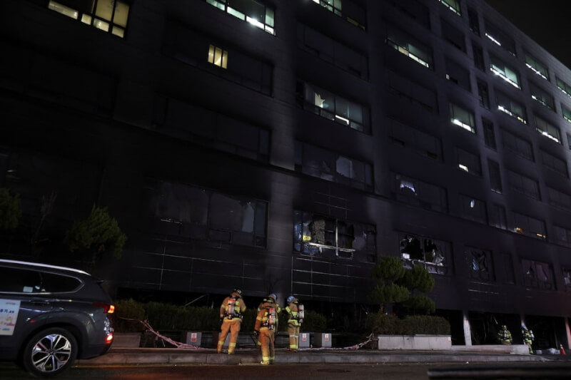 韩国城南市商业大楼失火 当局：已救出240人