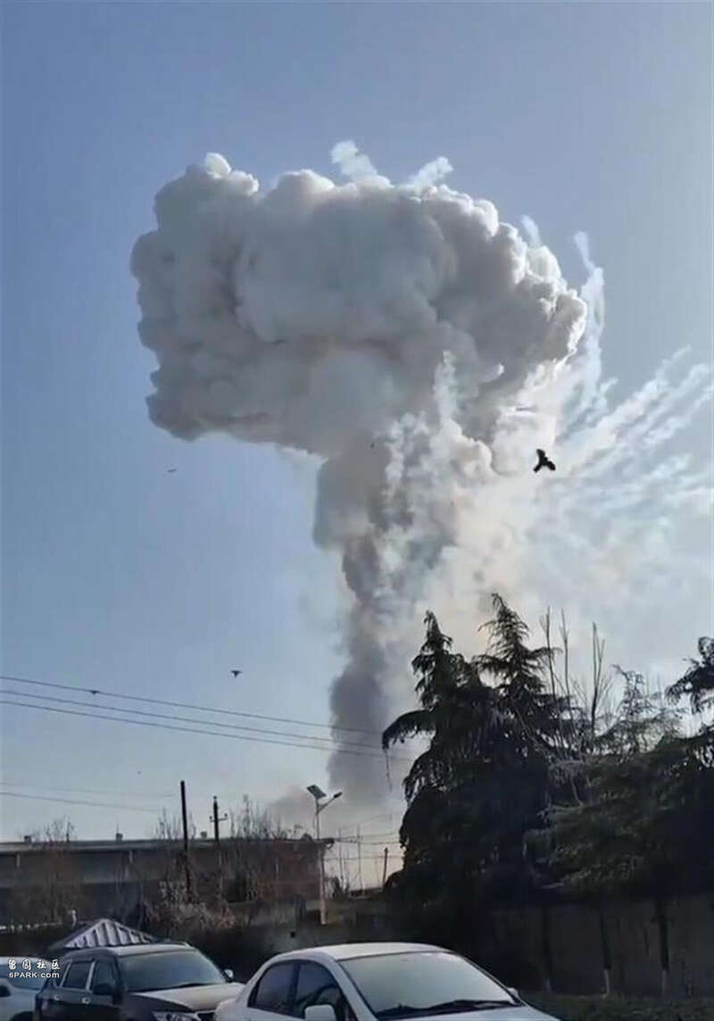 山西一企业爆炸腾起蘑菇云 商户门被震弯
