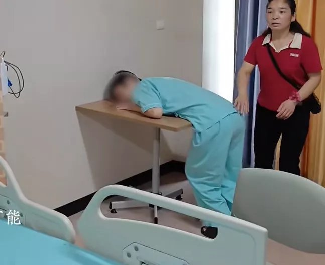 少年诈骗营遭虐20个月变痴呆：不时头撞墙 趴桌子