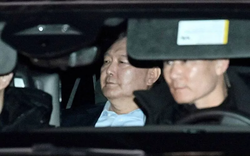 尹锡悦进看守所 网疯传“历任5总统”移送画面