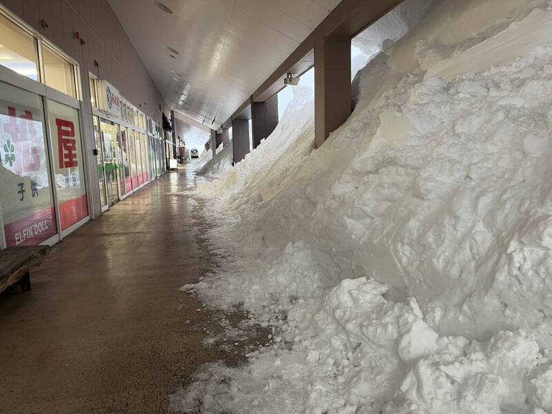 日本积雪多夸张 青森房屋遭压垮 马路变雪花冰