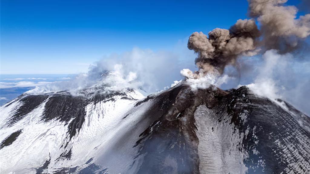 火山熔岩烤香肠太离谱 义大利强制登山客聘用向导
