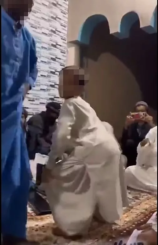 阿富汗贫困男童处境堪忧，被有权势的人“收养”