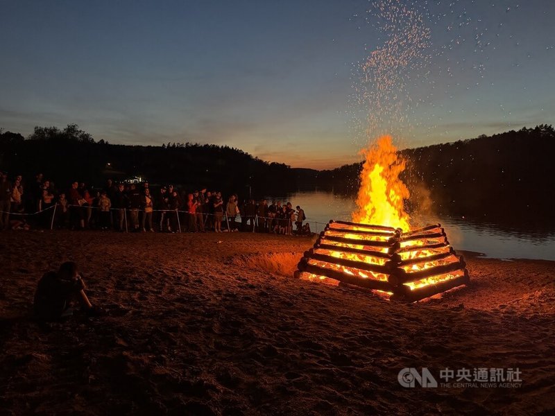 捷克「烧女巫节」百年传统热闹不减
