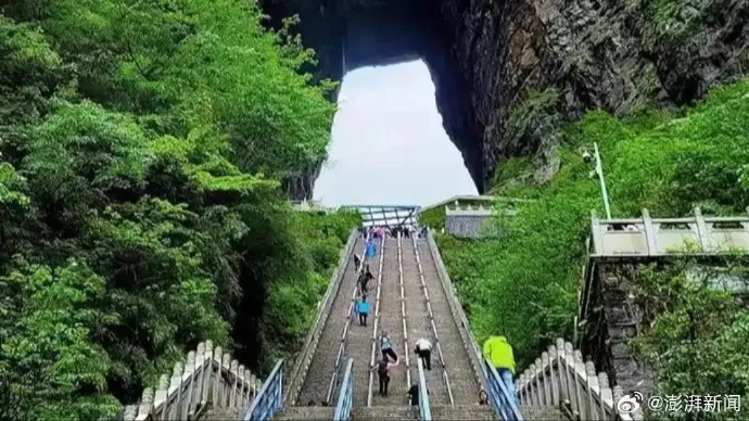 张家界游客排队8小时等下山 千人深夜滞留喊退票