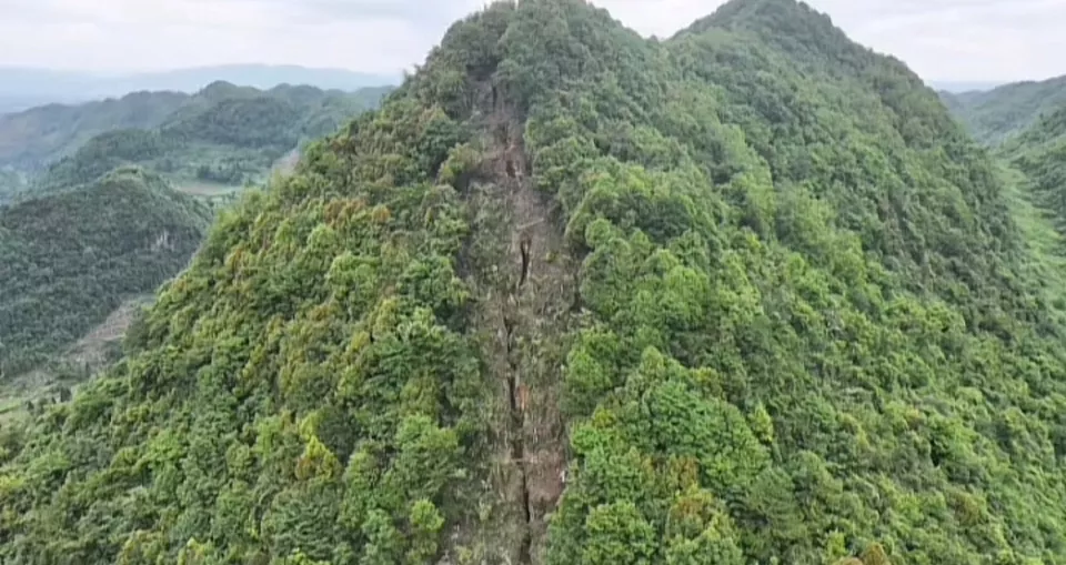 贵州毕节一山体开裂出现巨大裂痕，村民听到巨响