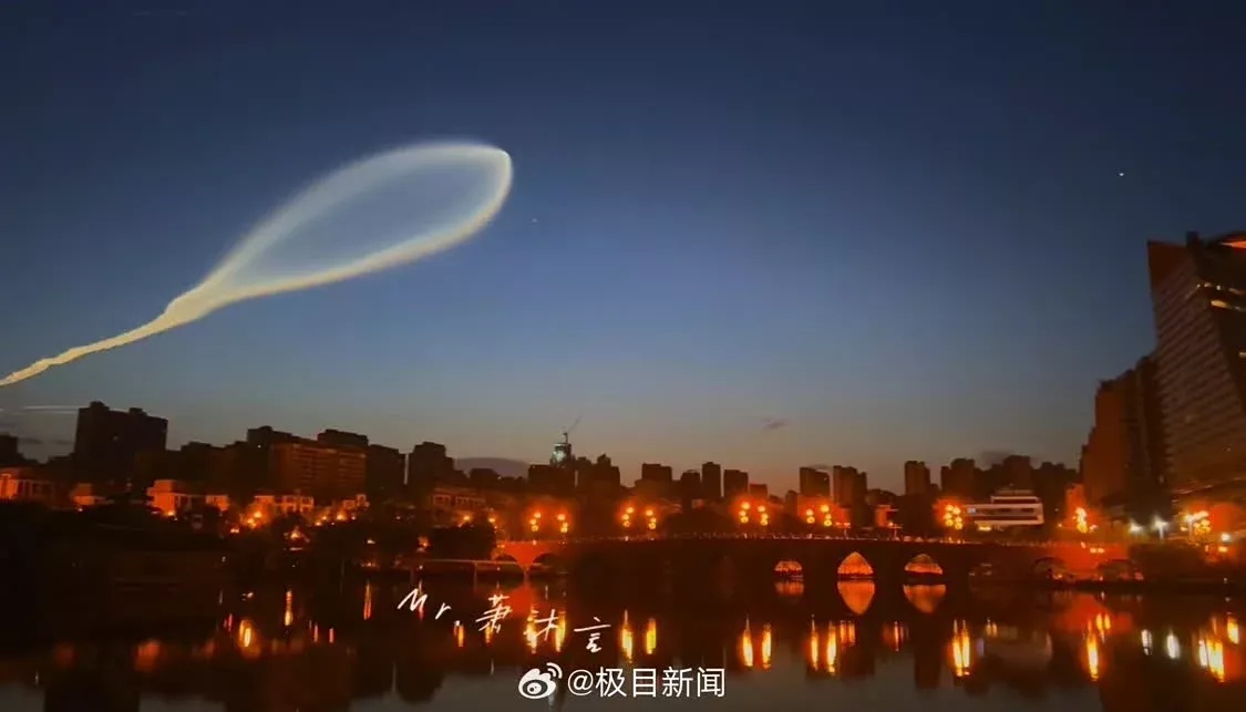 西安上空再现不明飞行物，目击者称拖尾像蝌蚪