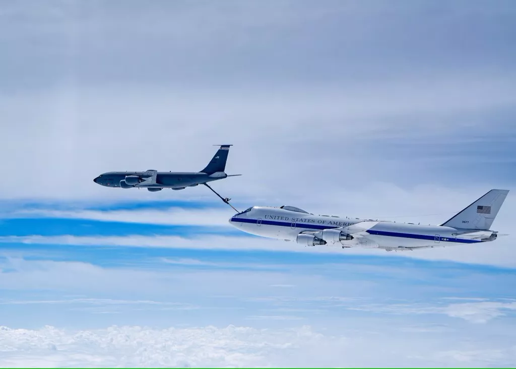 美国出手了？“末日飞机”E-4B飞往华府引发猜测