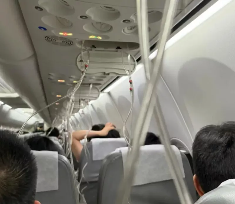 急坠8000米乘客"魂没了腿在抖" 春秋航空火速切割