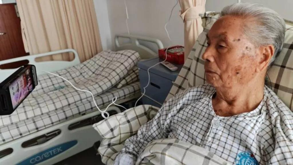 95岁"黑老大"惹关注 离休干部认定勒索 病床受审