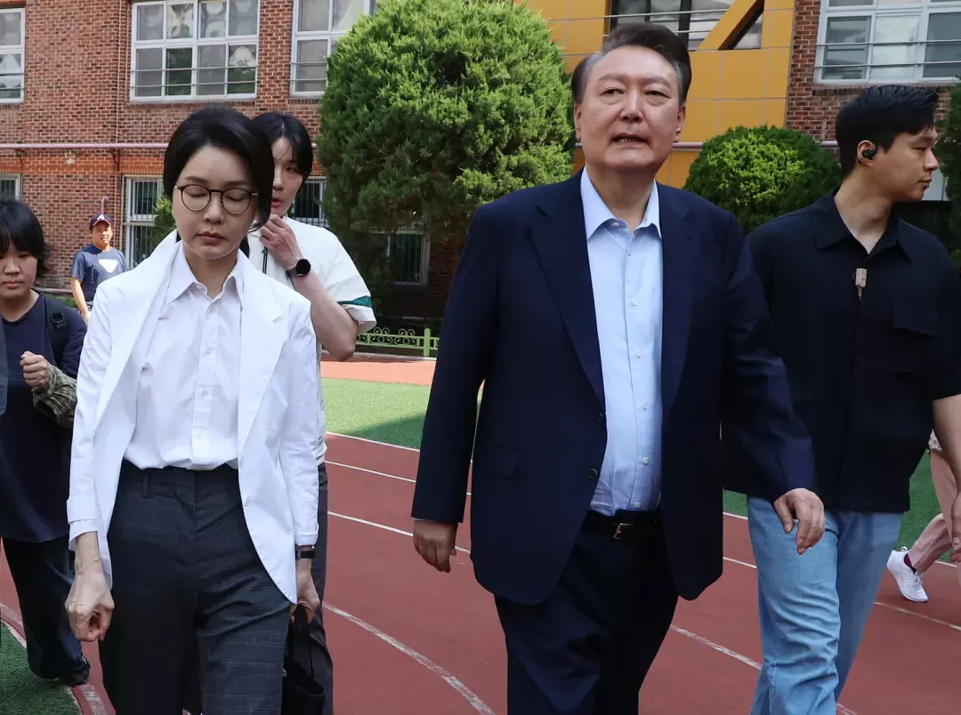 涉16项指控，刚出院的韩前总统夫人金建希将被查