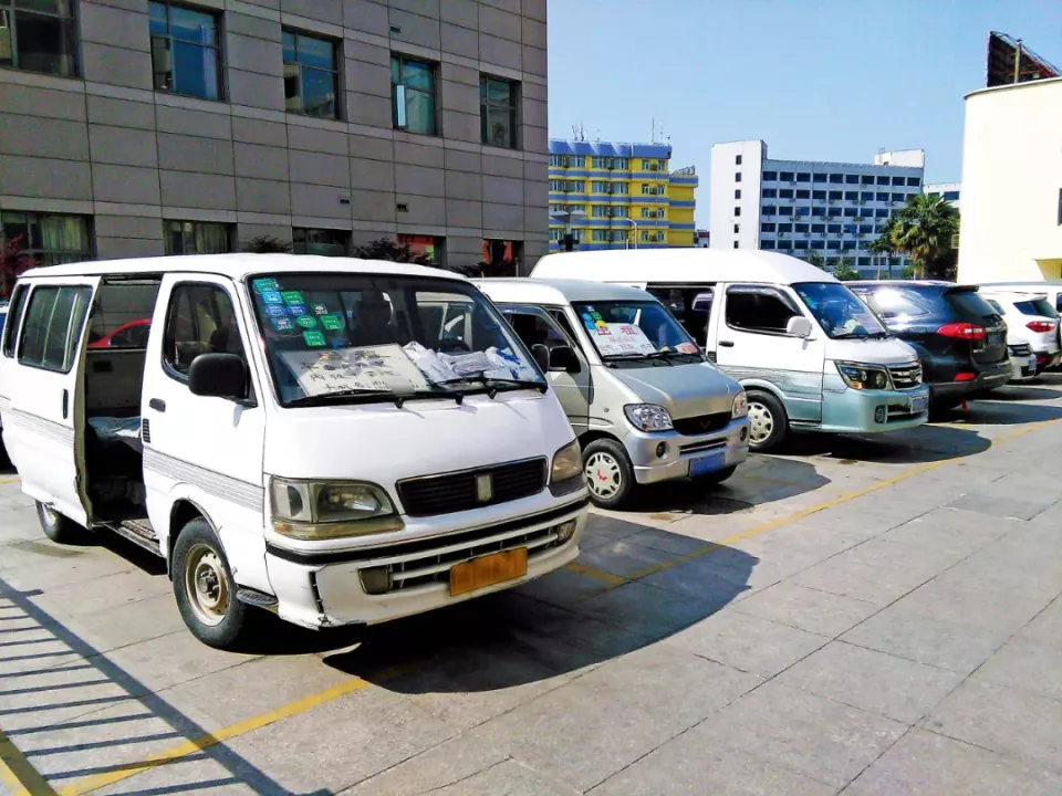 女子转院，在“黑救护车”上死亡
