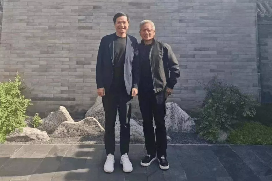 黄仁勋今年第三次来华，与雷军亲密合影曝光