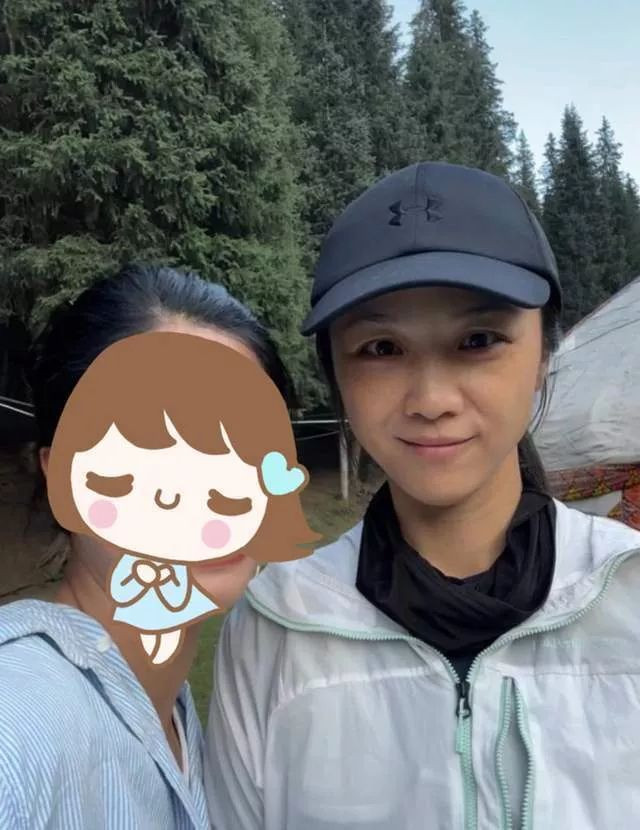 汤唯和金泰勇带女儿新疆过暑假 穿着普通仍很养眼