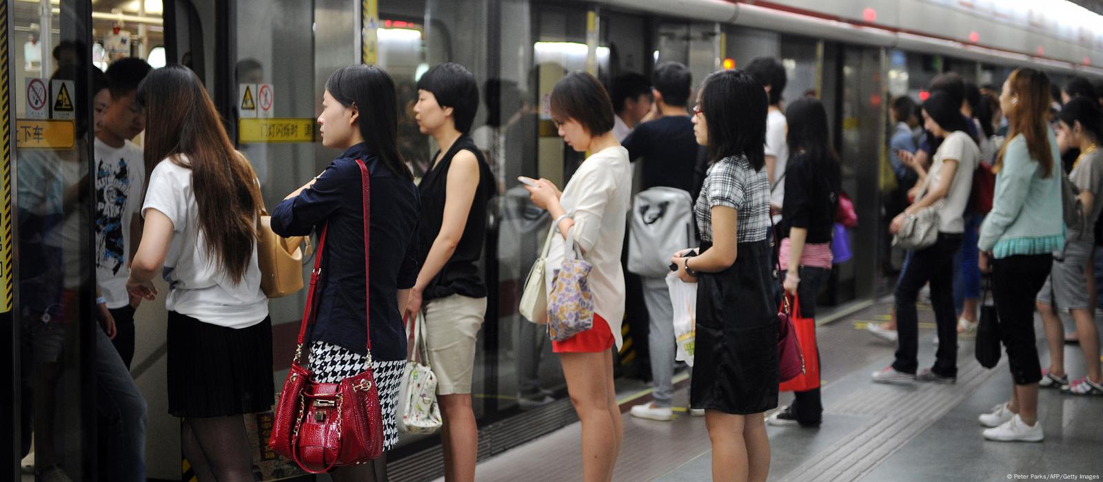 偷拍恐惧成日常:“中国N号房”点燃女性怒火