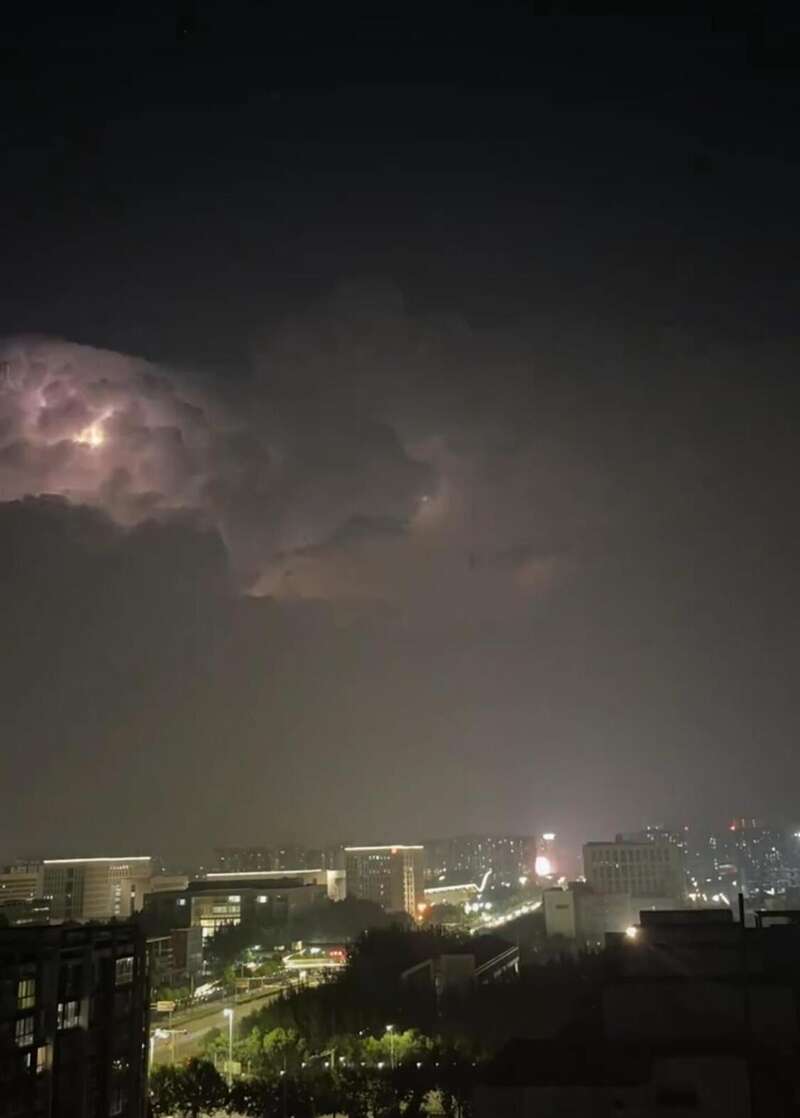 北京现“静音闪电”有乘客飞机上拍奇特景象