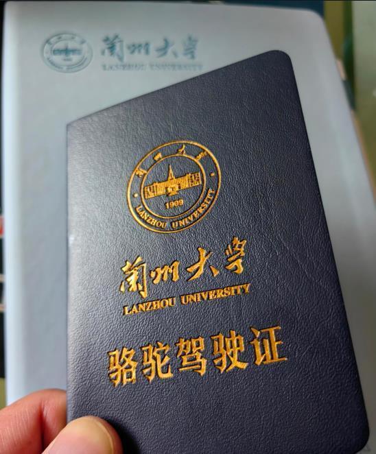 #学生持证骑骆驼上学#网络爆红!兰州大学回应