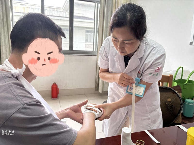 杭州爸爸看儿子作业气得一拳打墙上 骨折了