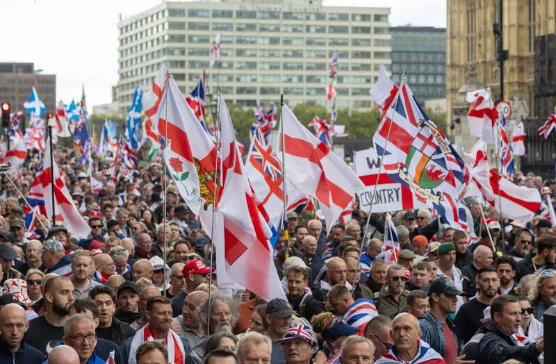 11万vs.5千 英国反移民与反种族歧视游行人数悬殊