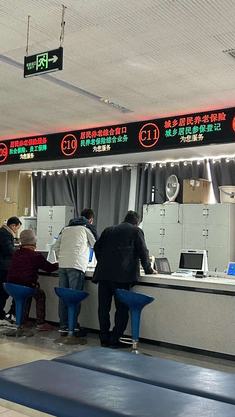 中国城市打工人 花十几万回村给父母补缴社保