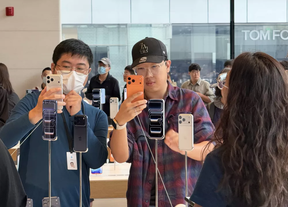 iPhone 17系列正式开售：橙色版黄牛加价达千元