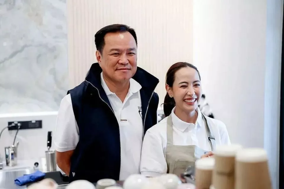 她开了一家咖啡馆，却意外成为总理夫人