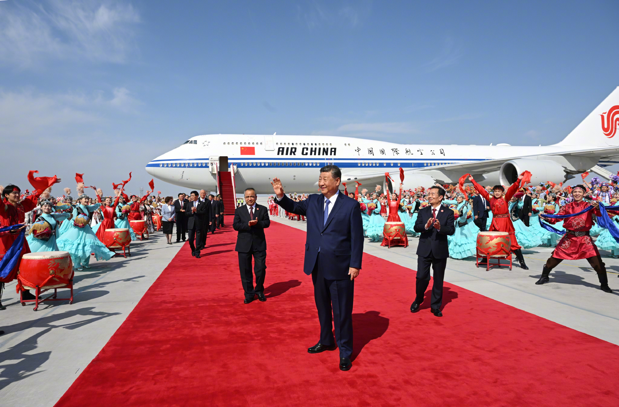 习近平赴新疆 王沪宁蔡奇刘振立随行