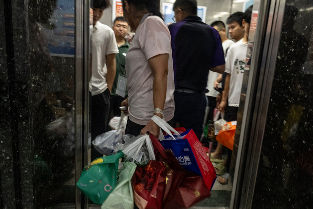 零工中的零工：深圳70层大楼里代送外卖的跑腿员