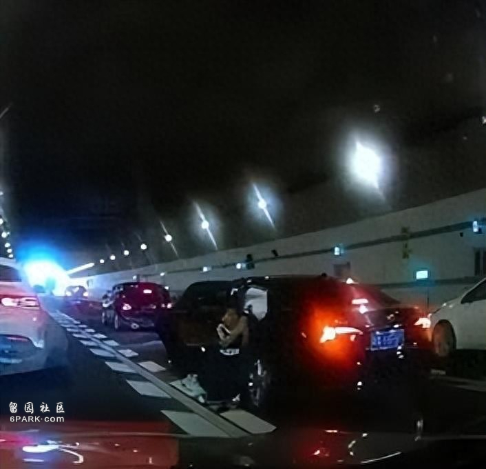 广州一隧道发生车祸,10岁男孩为救母跪地拦车求救