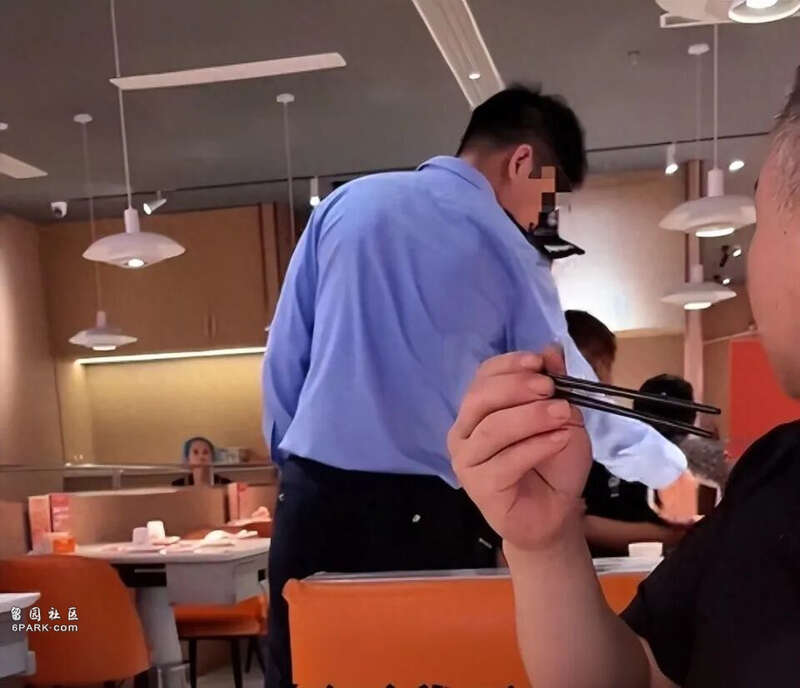 小伙与女友吃饭被警方铐走 警方回应:抓错了