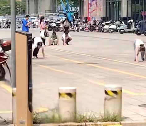 官方回应“广东多名男女在街上爬行并学狗叫”